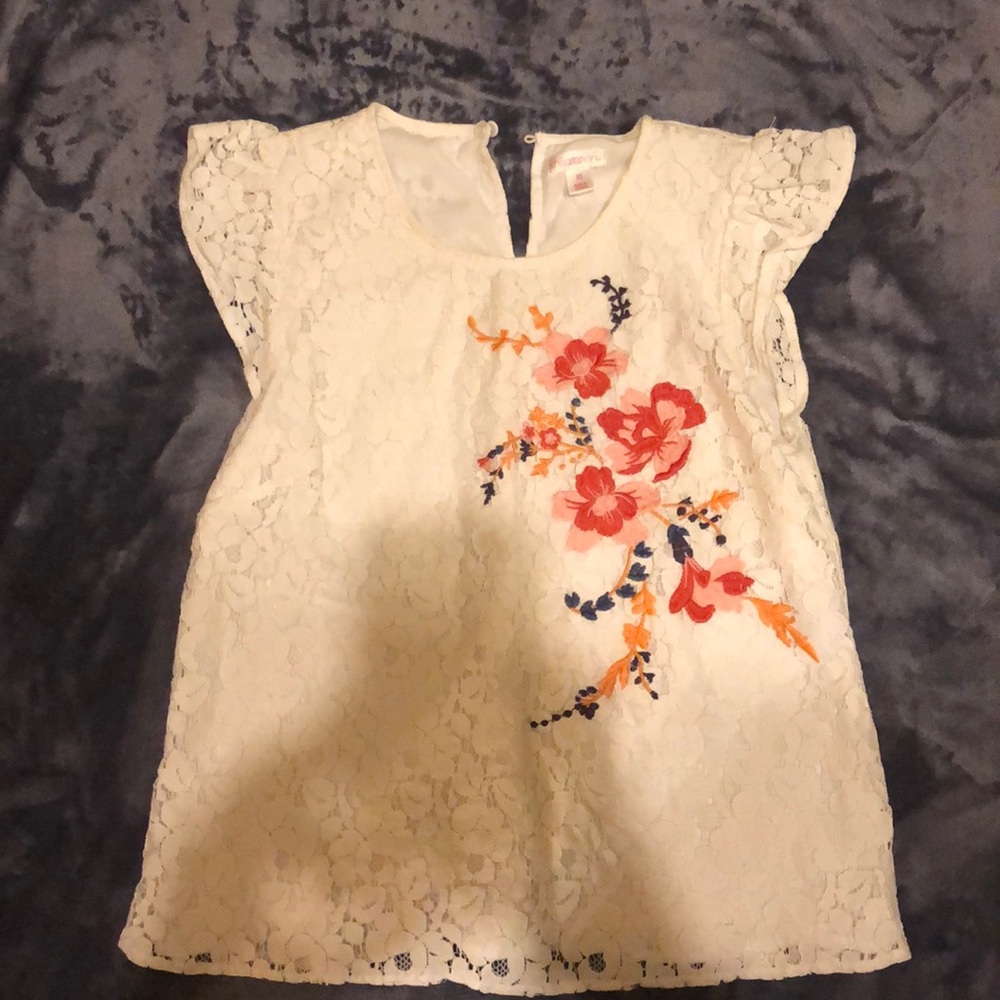 White lace blouse, with embroidered flowers